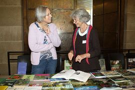 Teilnehmerinnen am Büchertisch Foto Rathauszeitung Trier