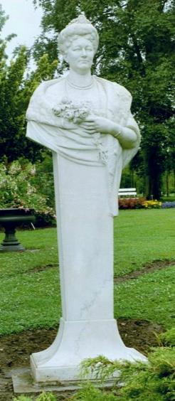 Rosarium Sangerhausen Statue Kaiserin Auguste